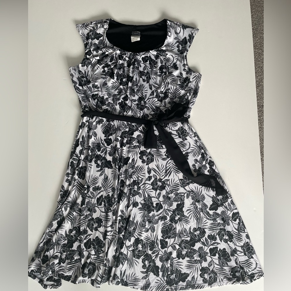 Laura Women Practical and Pretty A-Line Sleeveless Wrap Dress Black White Flower